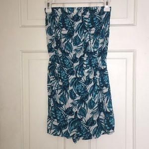 Super cute strapless romper!